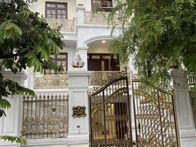 Thi công Cửa gỗ và Cầu thang gỗ Lim Lam phi nhà a Hùng Xa La