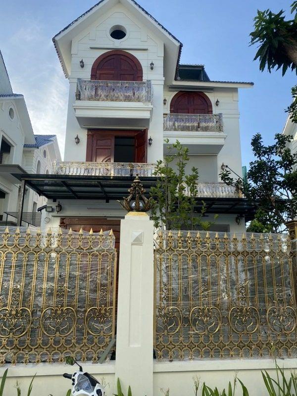 Thi công Cửa gỗ và Cầu thang gỗ Lim Lam phi nhà Chị Lan