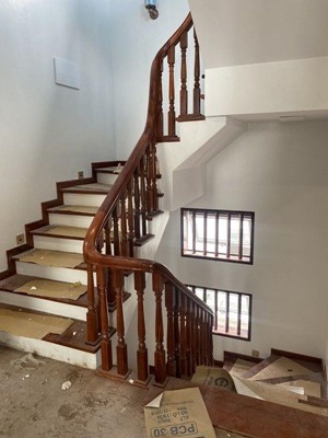 Thi công Cửa gỗ và Cầu thang gỗ Lim Lam Phi nhà chị Lan 04